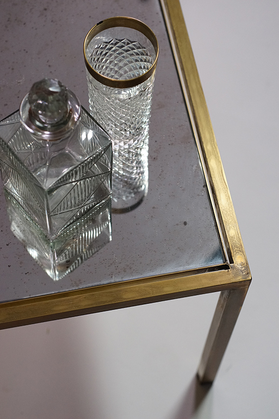 Th mirror coffee table details